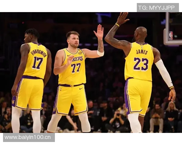 詹姆斯坚持东契奇最后出场引发热议湖记独家揭秘首发阵容介绍背后的故事